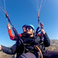 Zborul cu parapanta în tandem: adevăratul gust al libertății în aer