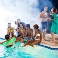 Petreceri la piscină: idei de evenimente relaxante la piscine