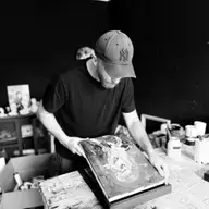 Vladinsky revine la Londra cu Afterimage, o expoziție care marchează un nou prag al maturității sale artistice