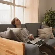 Cum reduci stresul pentru a dormi mai adânc și mai liniștit