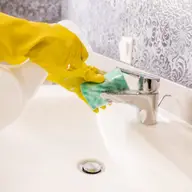 Cele mai bune soluții naturale pentru curățarea calcarului de pe robinete