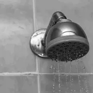 Alegerea materialelor în baie rezistente la coroziune și umiditate