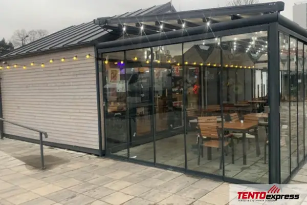 Terase inchise cu sticla - o investitie profitabila pentru locatiile Horeca