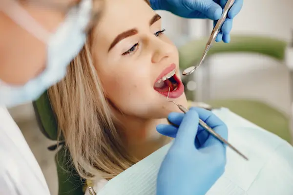 Ai un dinte infectat? Află de la Smiles by Dr. Buza cum poate fi salvat fără extracție